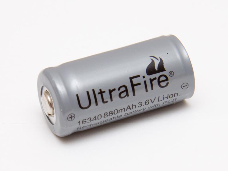P2 ficklampspaket med laddare och batterier