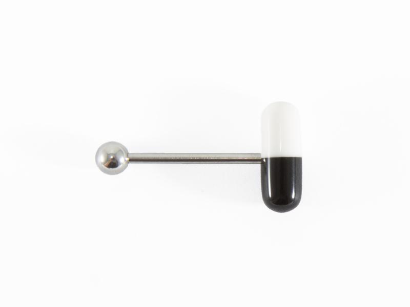 Tungpiercing med svart/vitt piller